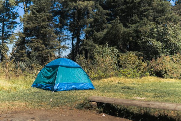 Comment organiser un camping pour une expédition de randonnée dans le massif central?